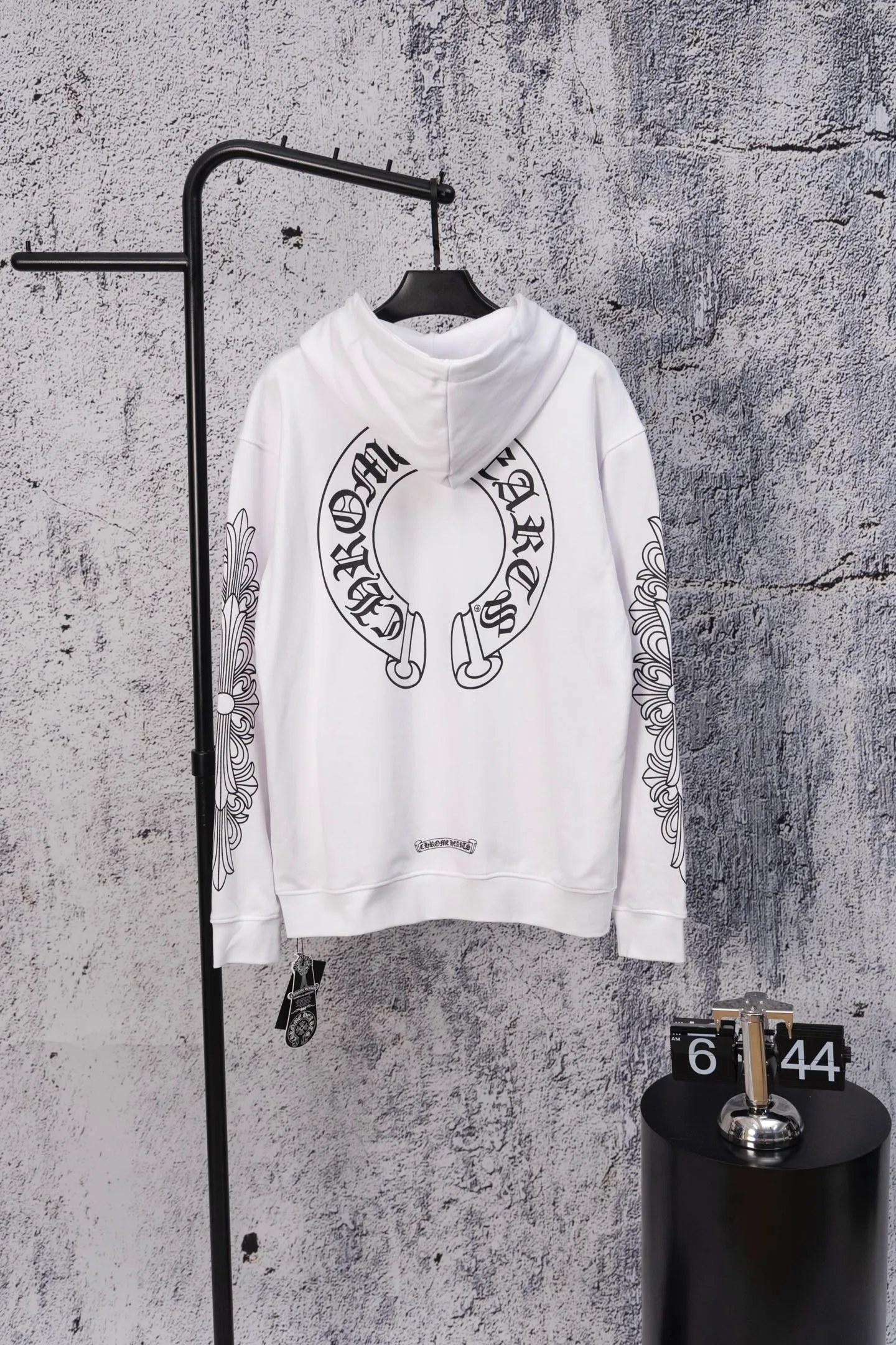 P250 ChromeHearts CH ChromeHearts 25 early autumn flower arm horseshoe zipper cardigan hooded sweatshirt Sanskrit letter rattan flower cross horseshoe hooded sweatshirt The fabric is made of 440g pure cotton terry with matching threads, imported printing, original customization, hardware, soft and skin-friendly. The workmanship is meticulous and the thickness is moderate. The webbing on the back collar extends to the shoulder for reinforcement. The connection between the wellhead and the shoulder is reinforced. The whole body is made with thousands of needle embroidery techniques. It is more compliant and stylish with clothes. It is a hot item of the season. The original customized accessories are complete with three standards. It will look handsome with any combination. The os drop shoulder version and loose version. Color: Black White Size: S M L XL